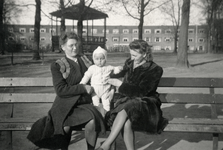 845158 Afbeelding van mw. Mien Bruinsma-Magielse (links) met haar zus Marie Magielse en tussen hen in Johnny, op een ...